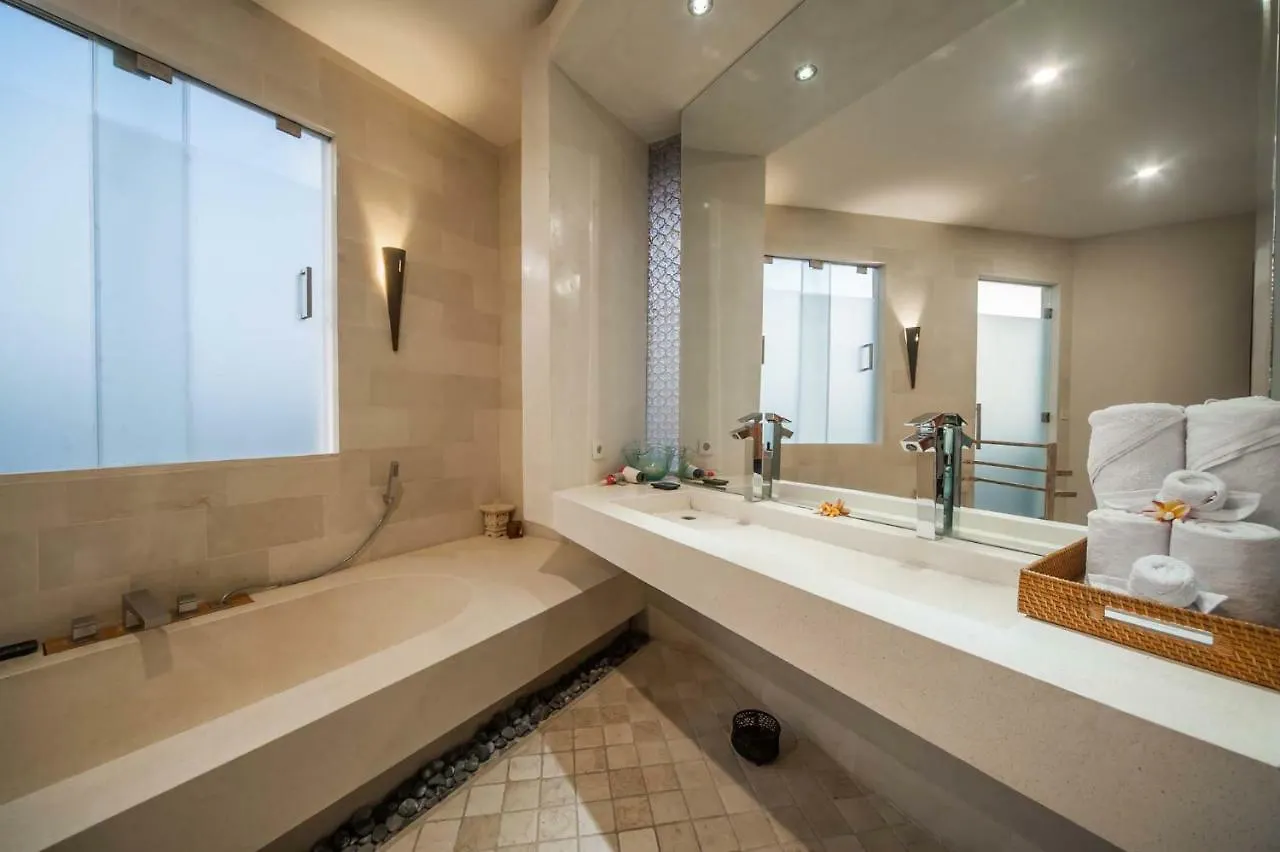 Luxury Villa Juno Seminyak  塞米亚克