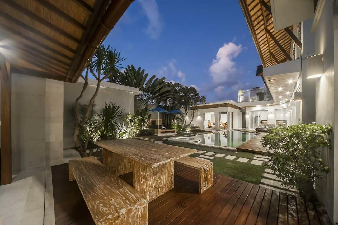 Luxury Villa Juno Seminyak Σεμινιάκ